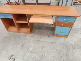 Scrivania in legno con cassetti blu