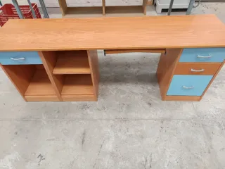 Scrivania in legno con cassetti blu