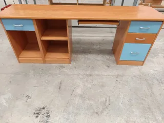 Scrivania in legno con cassetti blu