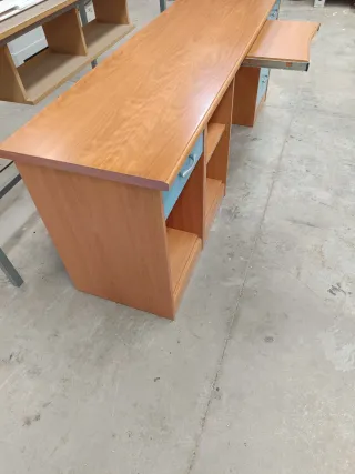 Scrivania in legno con cassetti blu