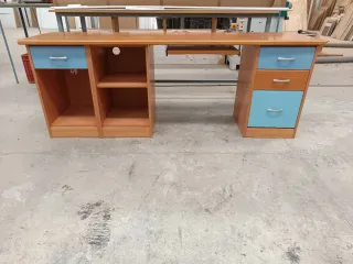Scrivania in legno con cassetti blu
