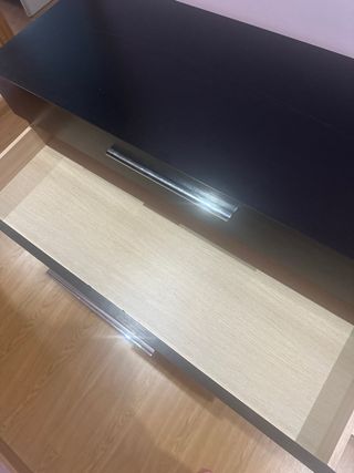 Cómoda negra de madera