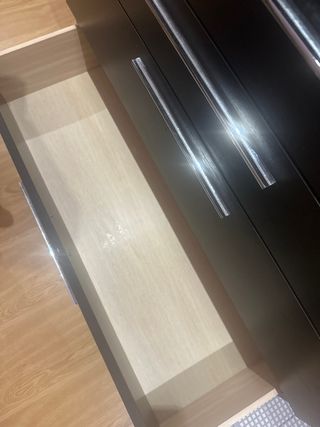 Cómoda negra de madera