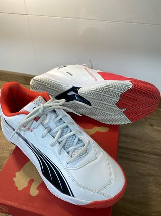 Zapatillas de pádel PUMA blancas, negro y coral