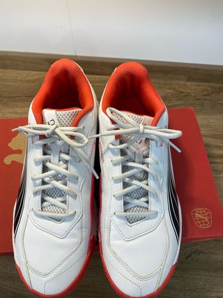 Zapatillas de pádel PUMA blancas, negro y coral
