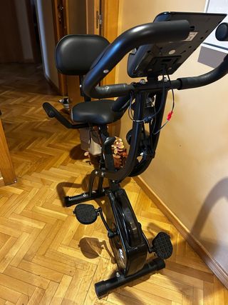 Bicicleta estática con respaldo