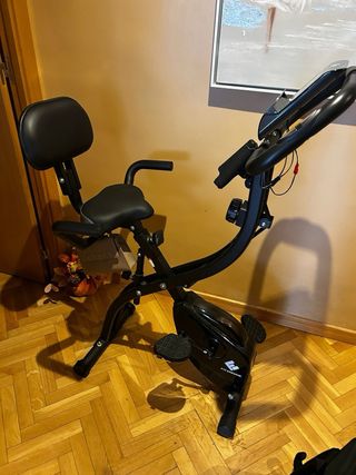 Bicicleta estática con respaldo