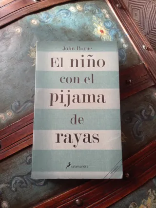 El niño con el pijama a rayas