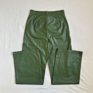Pantalón efecto piel verde