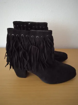 Botines negros con flecos