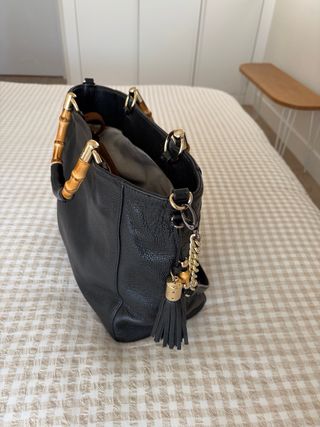 Bolso negro con asa de bambú