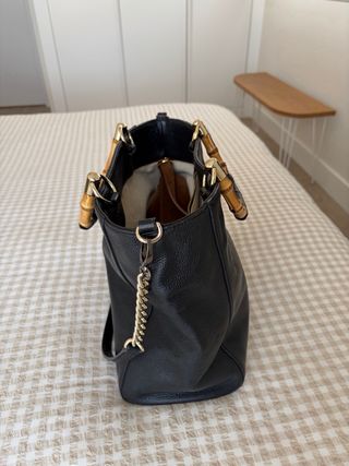 Bolso negro con asa de bambú