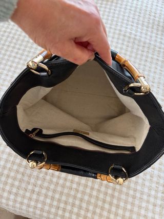 Bolso negro con asa de bambú
