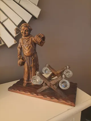 Scultura in legno 'Monaco tedesco' con barile di birra