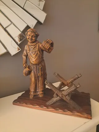 Scultura in legno 'Monaco tedesco' con barile di birra