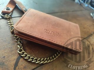 Portafoglio in pelle marrone con catena
