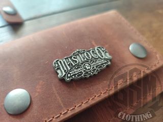 Portafoglio in pelle marrone con catena