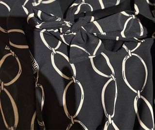 Vestito nero con stampa catene