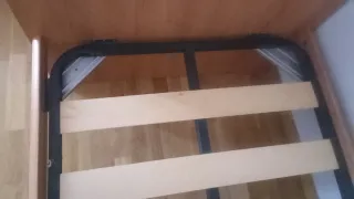 Estructura de cama de 90 y somier de madera