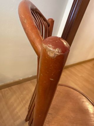 Silla de madera color cerezo