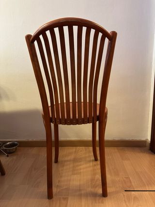 Silla de madera color cerezo