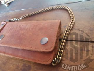 Portafoglio in pelle con catena