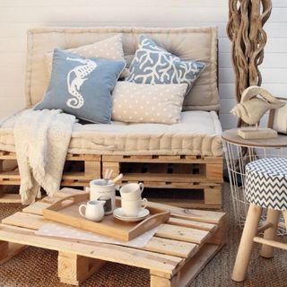 Chill out de palets, sofás y mesas