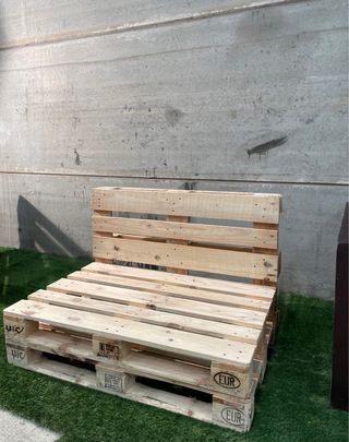 Chill out de palets, sofás y mesas