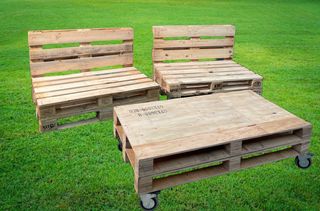 Chill out de palets, sofás y mesas