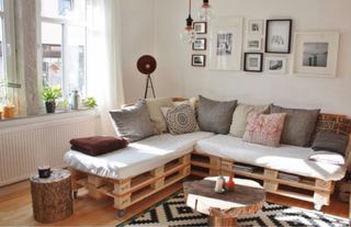 Chill out de palets, sofás y mesas