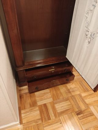 Armario ropero de madera y cristal