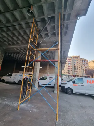 Andamios metálicos amarillos