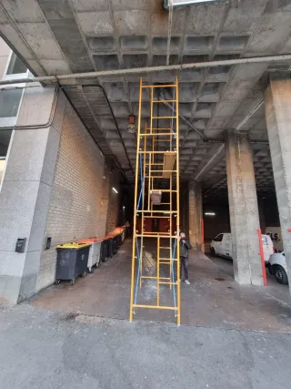 Andamios metálicos amarillos