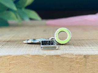 Charm Biblia Manos Rezando - Plata