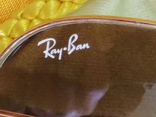 Gafas de sol doradas y multicolor