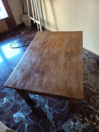 Mesa auxiliar de madera