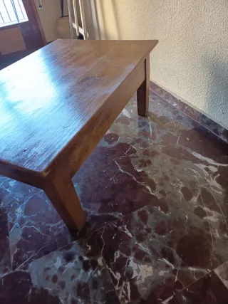 Mesa auxiliar de madera