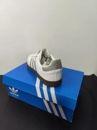 Adidas color brillo plata  y blancas talla 39