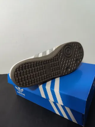 Adidas color brillo plata  y blancas talla 39