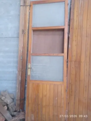 Portón de madera maciza