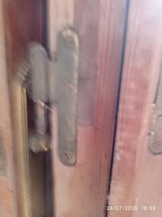 Portón de madera maciza