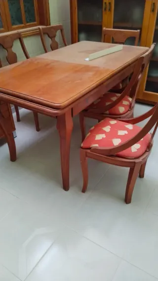 Se vende mesa de comedor con seis sillas