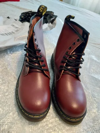 Botas tipo Dr. Martens rojas con cordones