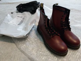 Botas tipo Dr. Martens rojas con cordones