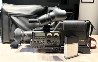 Videocámara Sony CCD-V5000E Hi8 PRO + Accesorios