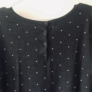 Jersey gris con topos blancos