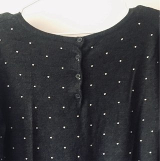 Jersey gris con topos blancos