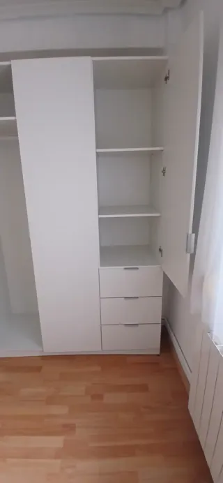 Armario 3 puertas blanco. Precio no negociable.