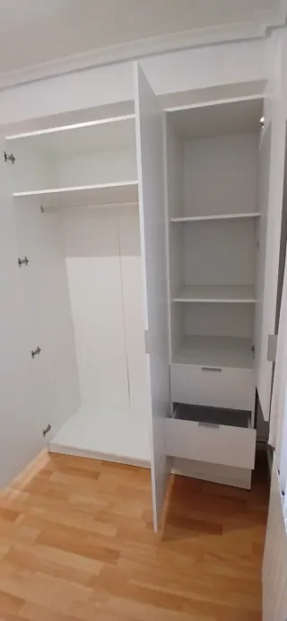 Armario 3 puertas blanco. Precio no negociable.