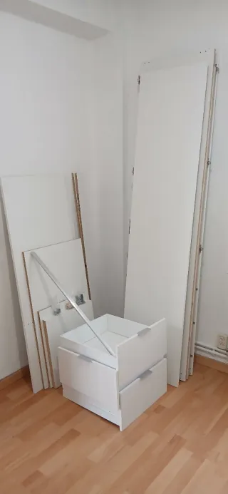 Armario 3 puertas blanco. Precio no negociable.